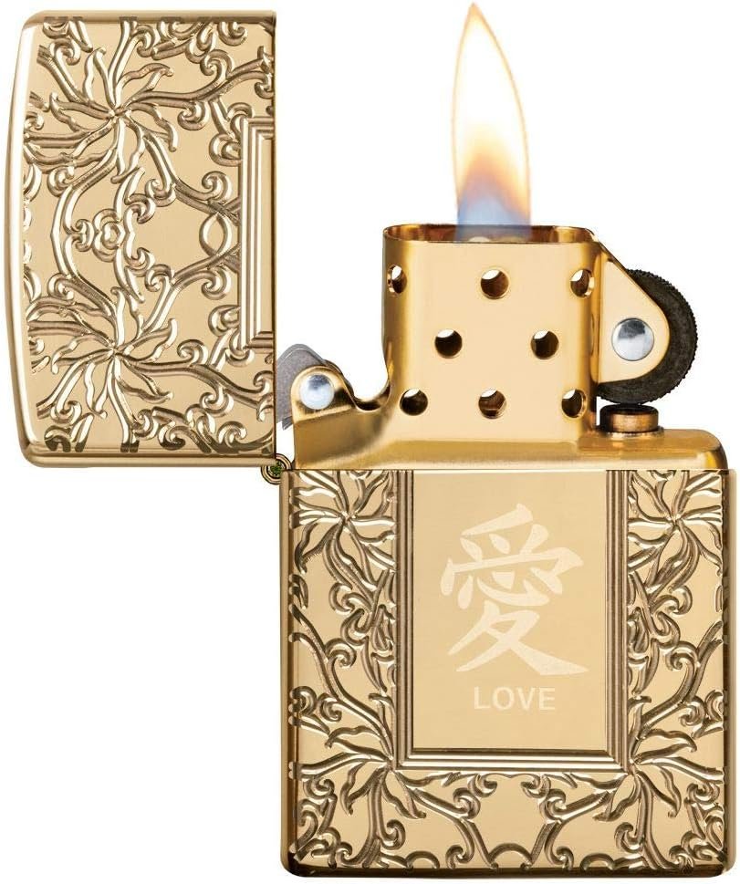 **Zippo Armor Símbolo Amor** encendido, mostrando el diseño detallado y la llama clásica.