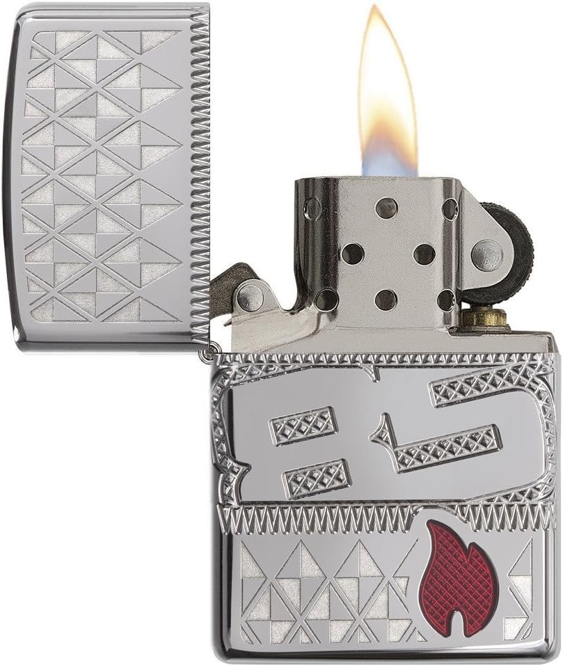 Zippo 85 Aniversario Armor encendido, su llama roja ilumina el grabado conmemorativo.