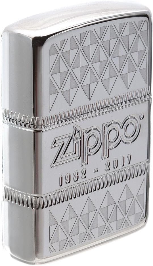 Primer plano del Zippo 85th Anniversary Armor, resaltando las inscripciones conmemorativas y el grabado láser.