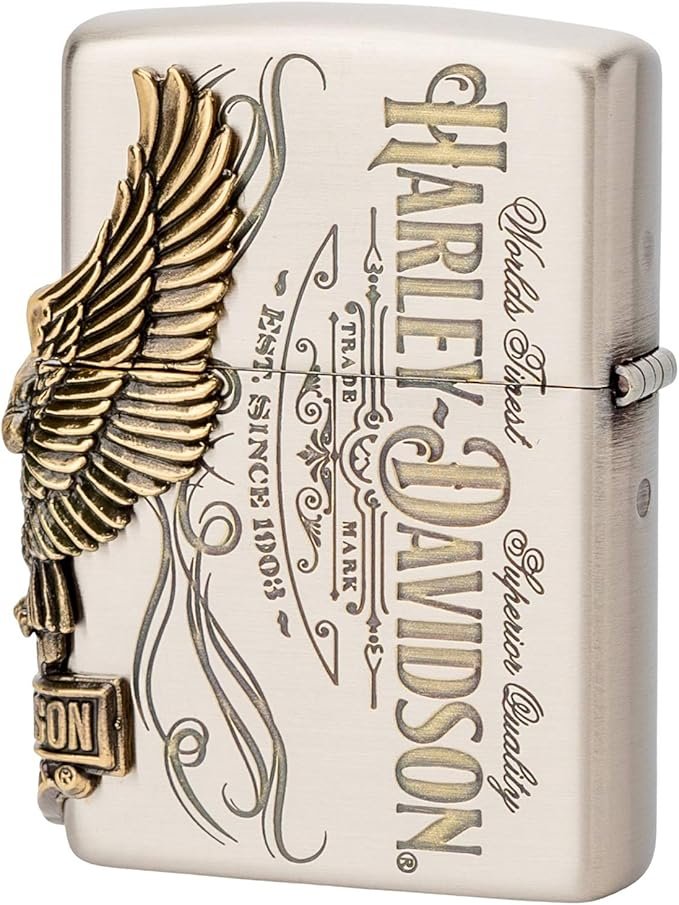 Primer plano del **Zippo Harley Davidson Águila Oxidado**, destacando el minucioso grabado en relieve.