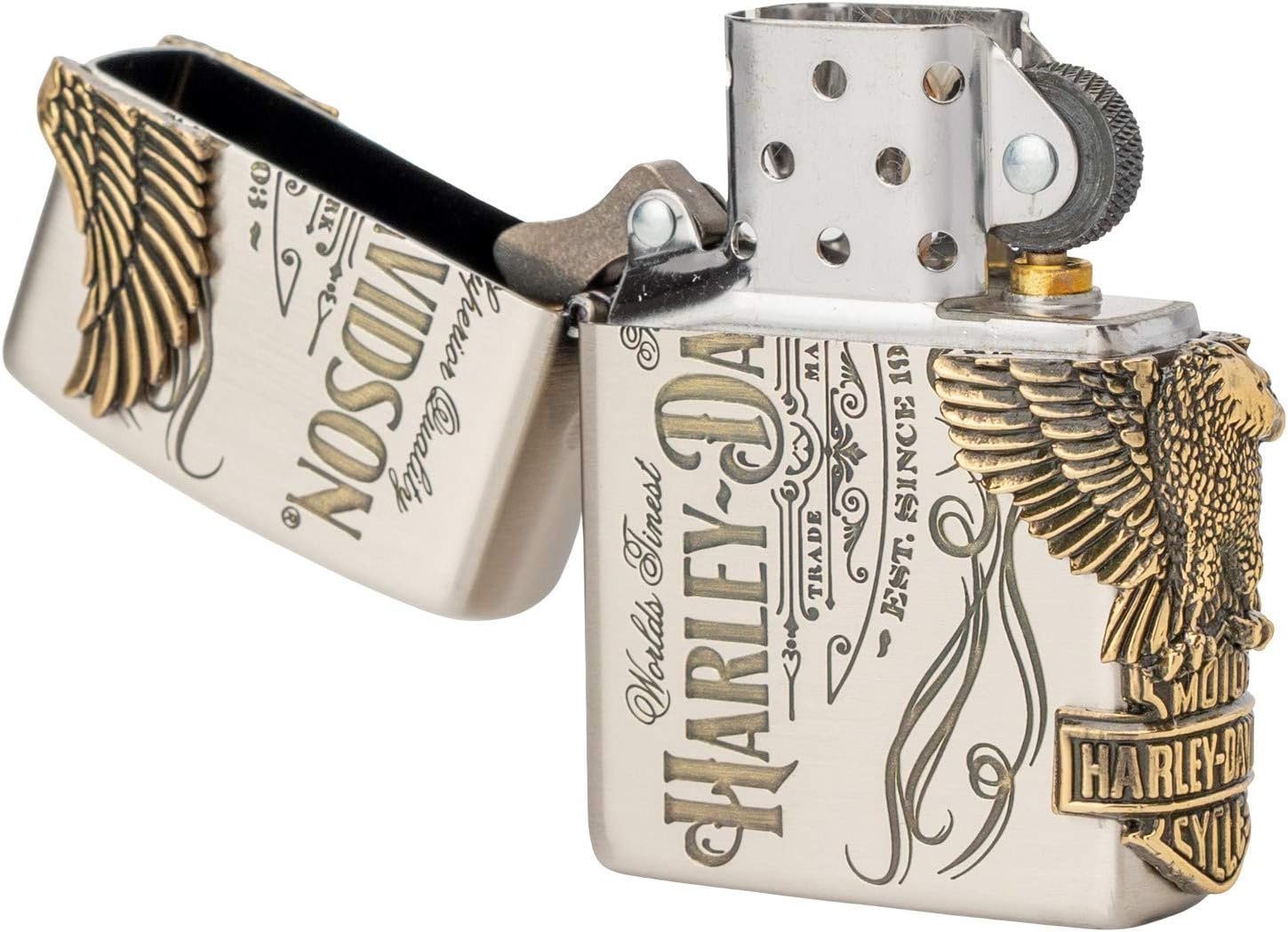 **Zippo Latón Oxidado Vintage** HDP-75 encendido, mostrando la llama y su estética envejecida única.