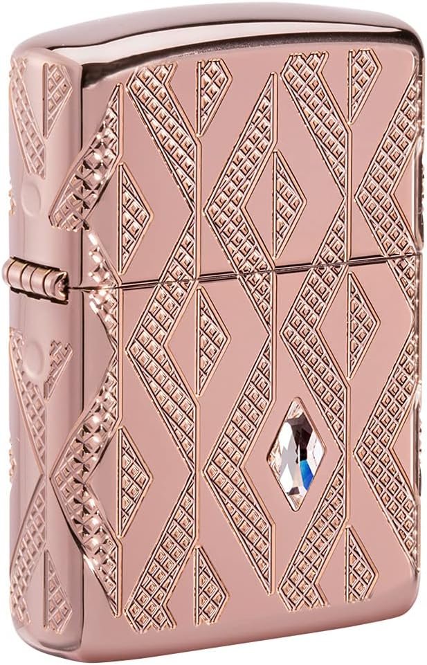 Zippo Pink Diamond Ice Geometric encendido, destacando su deslumbrante acabado oro rosa y su diseño grabado tridimensional.