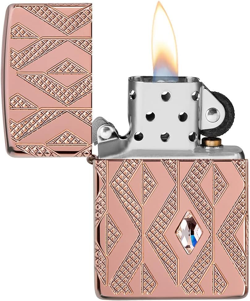 Detalle del brillante cristal tallado en forma de diamante incrustado en el Zippo Pink Ice.