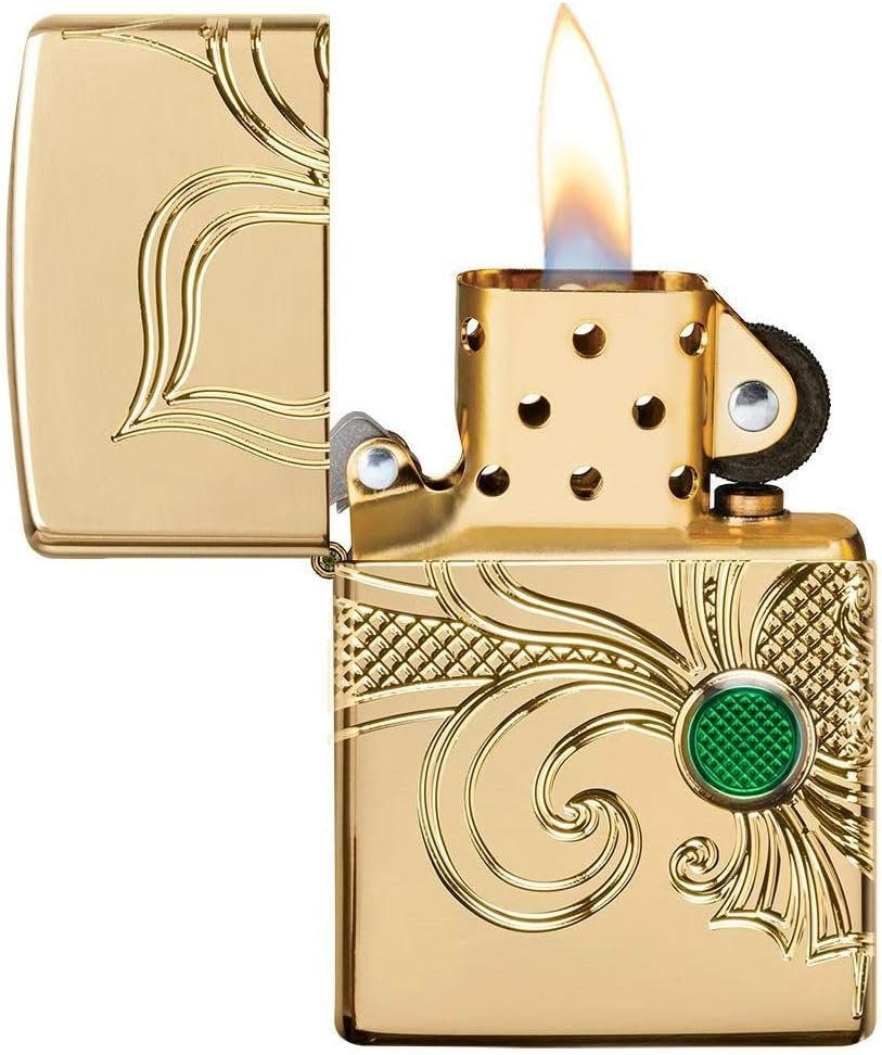 Zippo High Polish Fleur de Lis con su acabado brillante y robusta carcasa Armor.