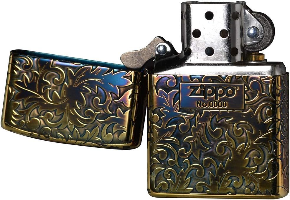Zippo Japan Limited Oro Arabesco encendido, destacando su exclusivo chapado en oro oxidado y las incrustaciones de concha real.