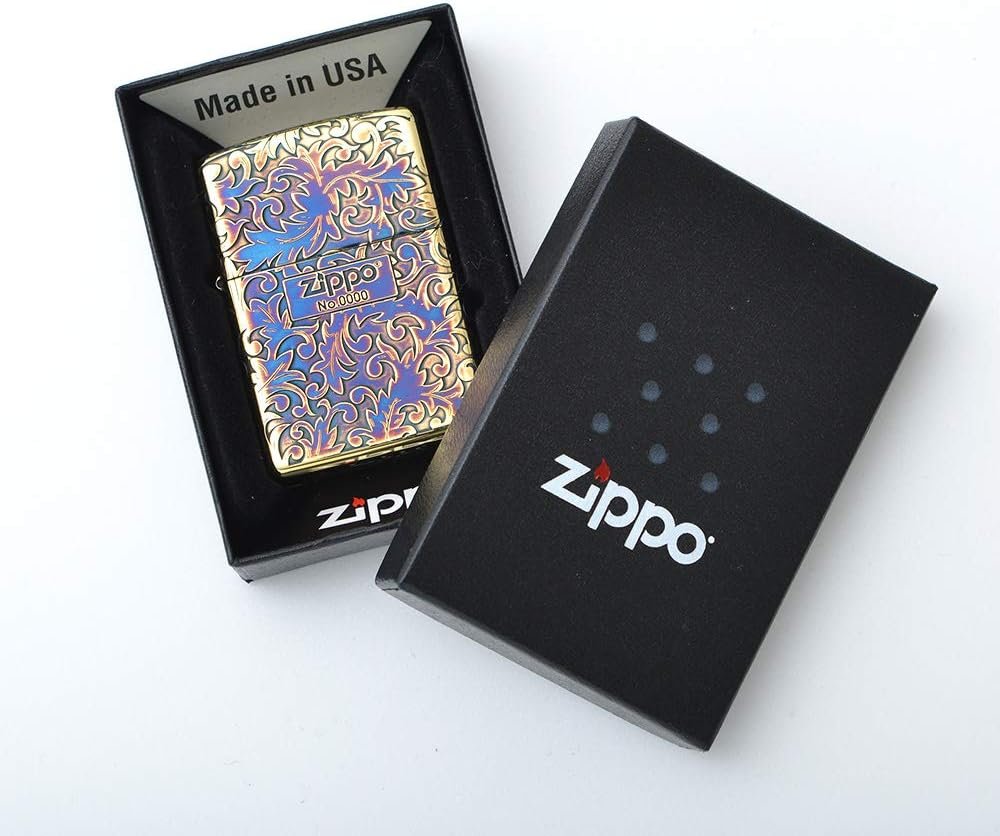 Vista de cerca del distintivo "Japan Limited" en el Zippo Arabesco, confirmando su estatus de edición exclusiva.