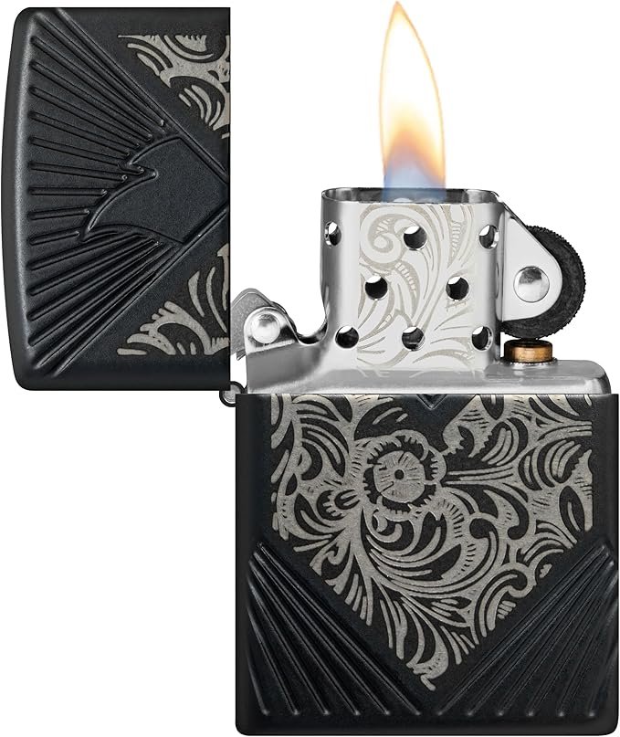 Zippo Venetian 50 Aniversario abierto mostrando la llama a prueba de viento.