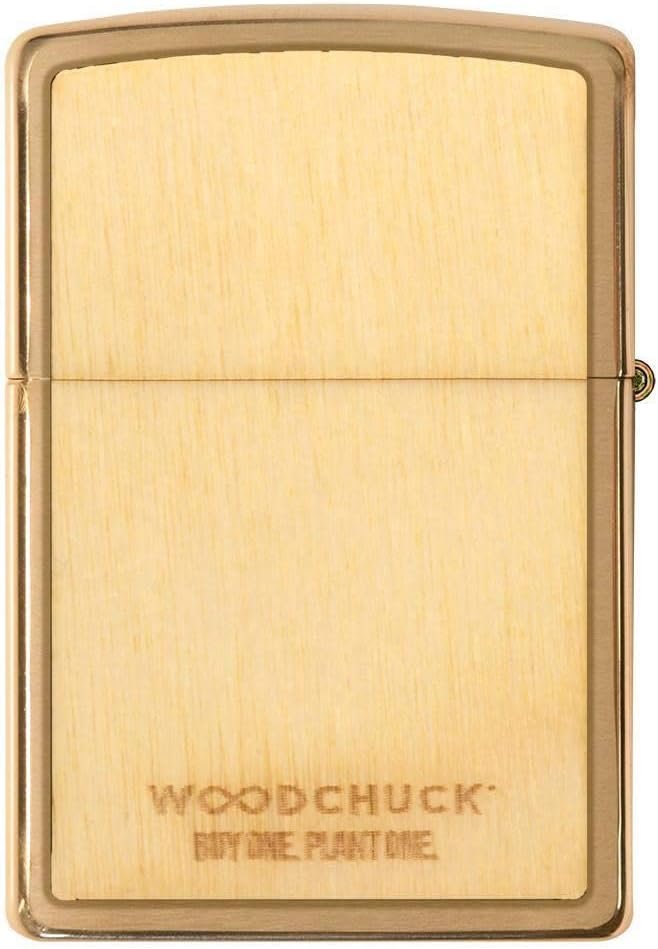 Zippo Woodchuck Birch cerrado, vista frontal. Se aprecia la textura natural de la madera de abedul incrustada en el cuerpo de latón cepillado.