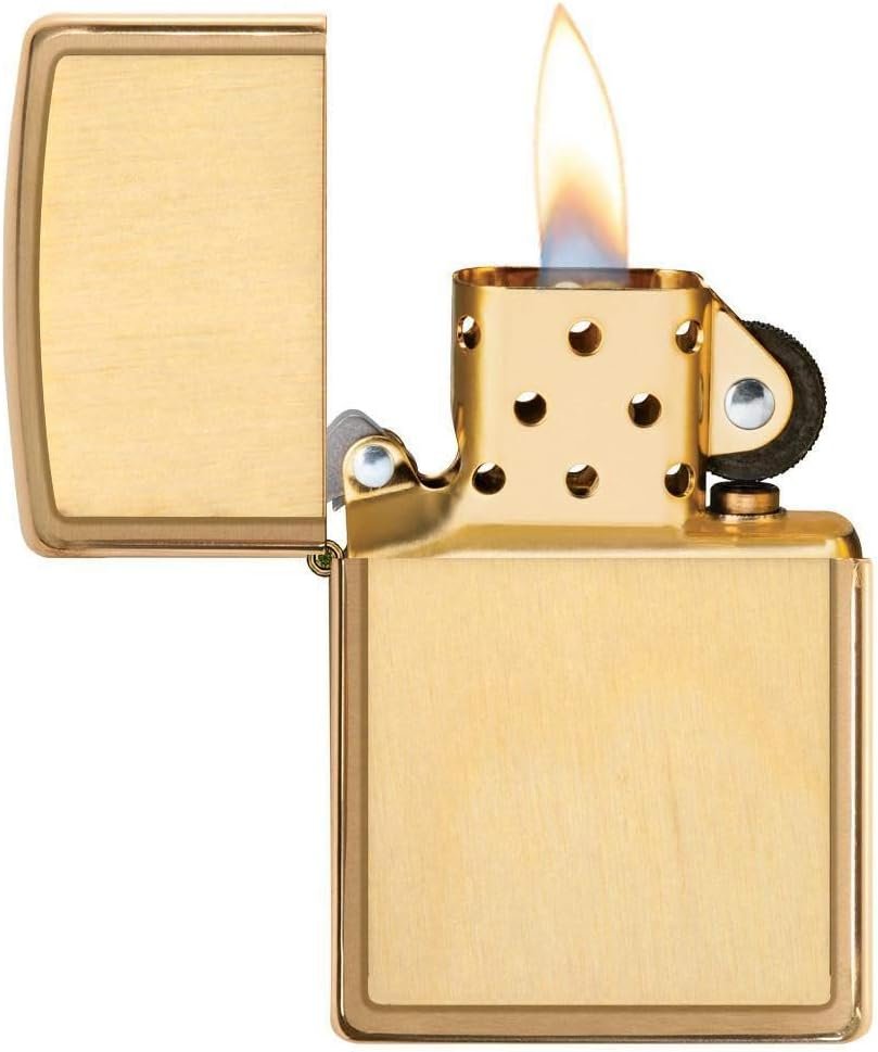Zippo Woodchuck Birch encendido, mostrando su vibrante llama y el elegante contraste entre la madera de abedul y el latón pulido.