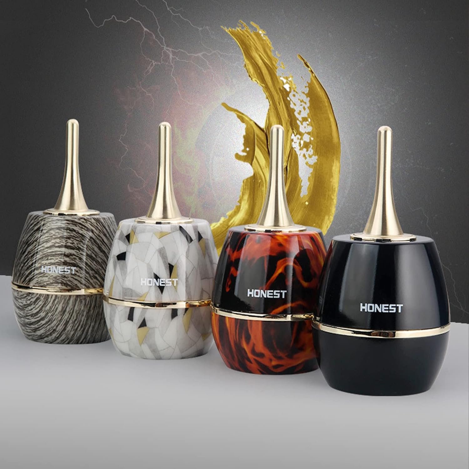 Cuatro encendedores Honest 2 en 1 de la misma colección, mostrando sus diferentes acabados y diseños elegantes.
