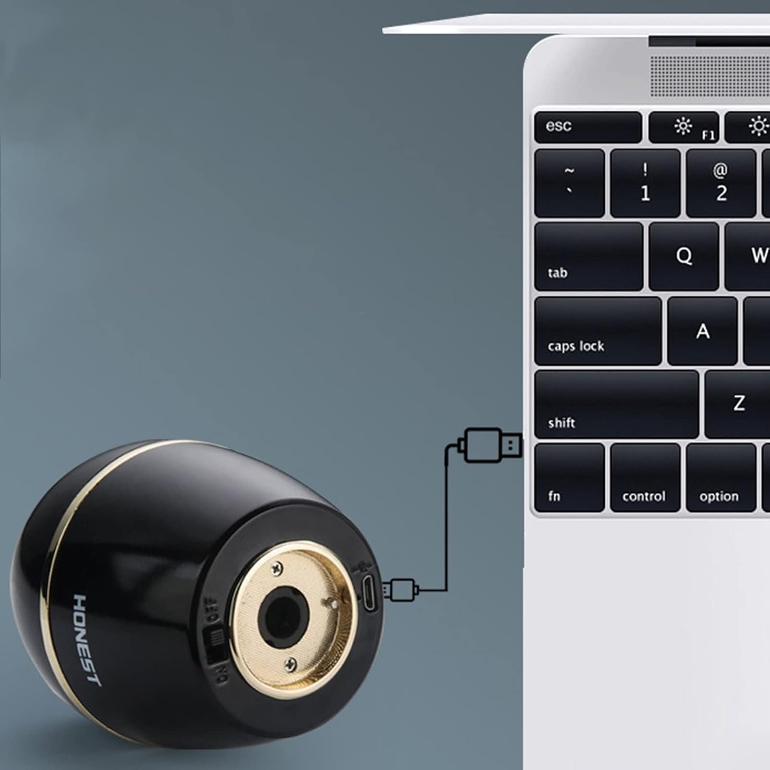 El encendedor Honest 2 en 1 conectándose a un puerto USB de un ordenador portátil para recargarse.