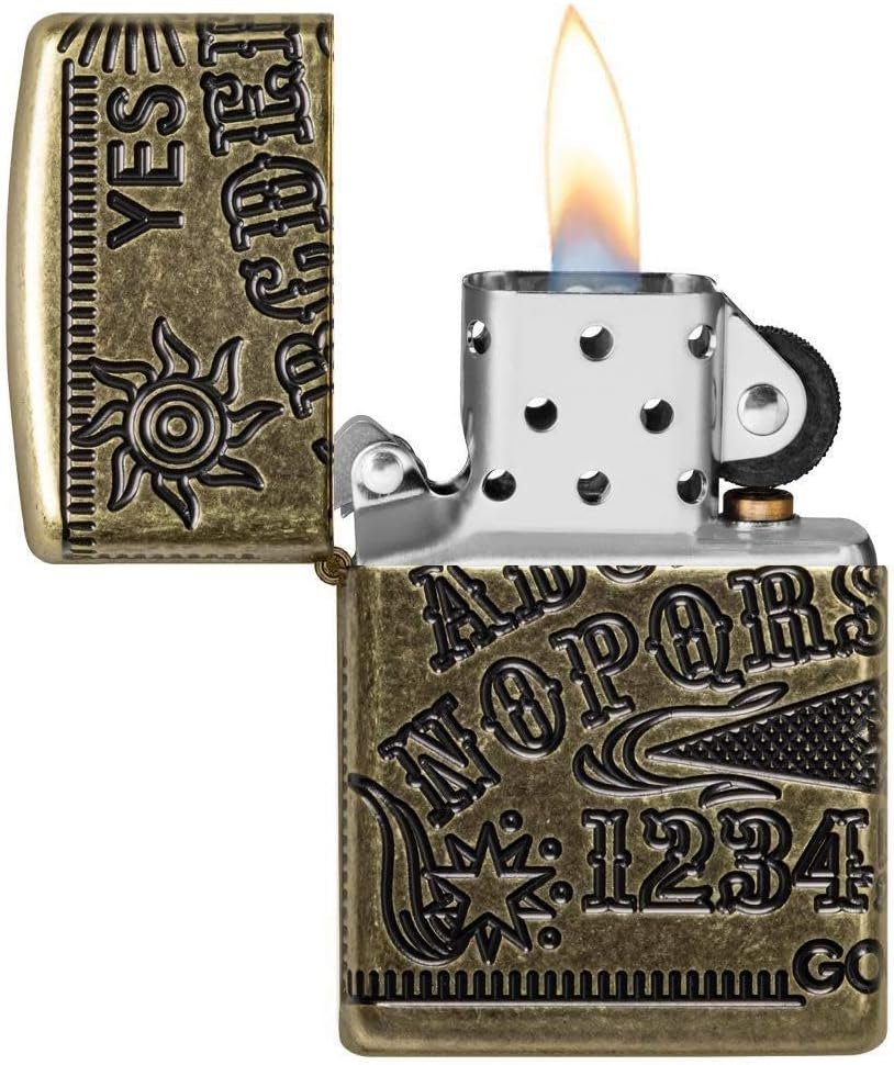 **Zippo Místico** encendido, revelando su grabado de Tabla Ouija.