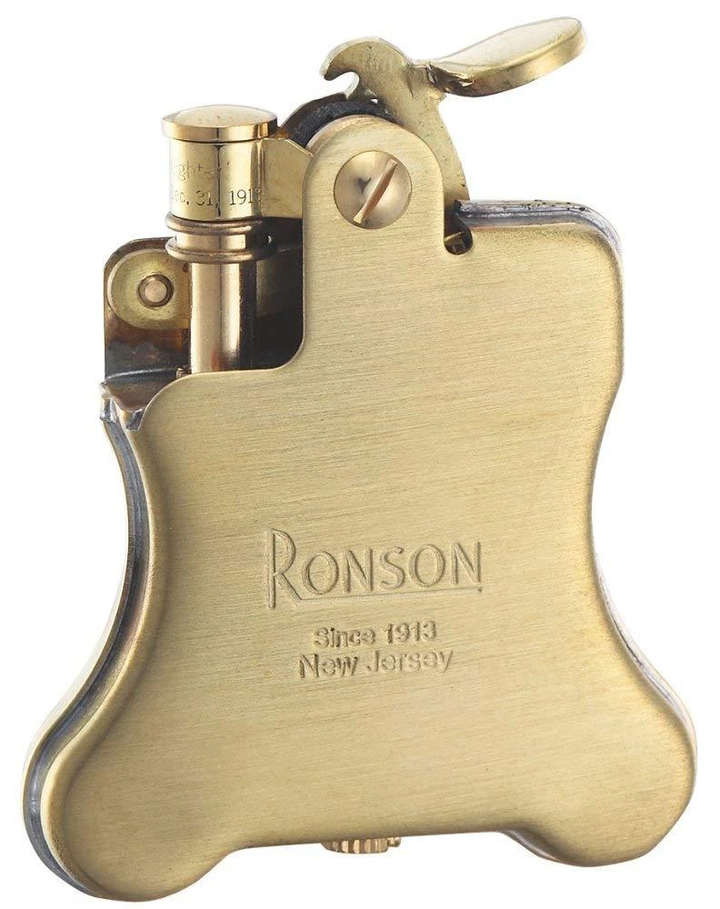 Un raro mechero Ronson Banjo, destacando su diseño temprano y estética Art Déco, sobre una mesa de madera vintage, un mechero de lujo icónico con historia.