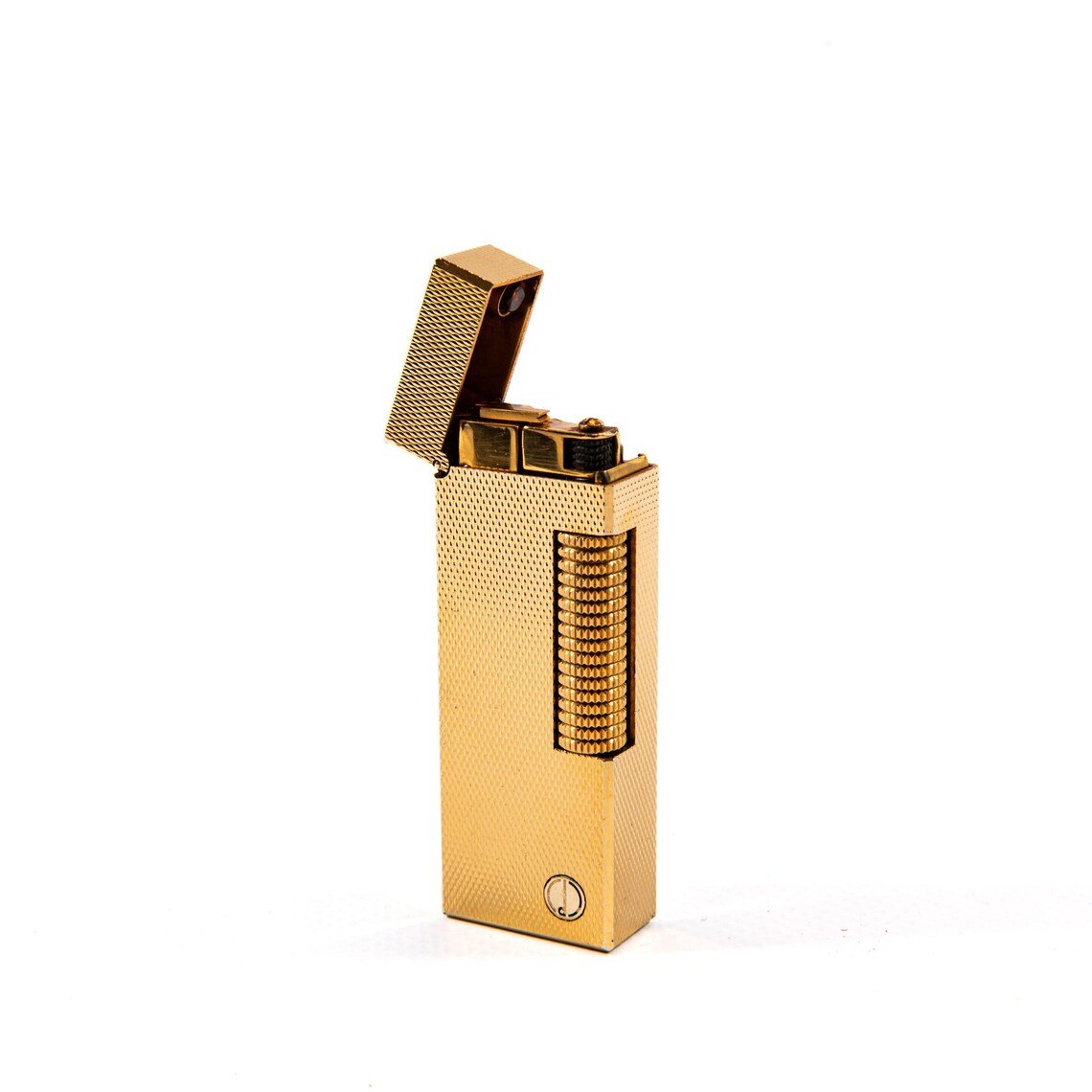 Un elegante mechero Dunhill Rollagas de oro pulido, mostrando su distintivo mecanismo de rodillo, un mechero de lujo icónico de la elegancia británica.